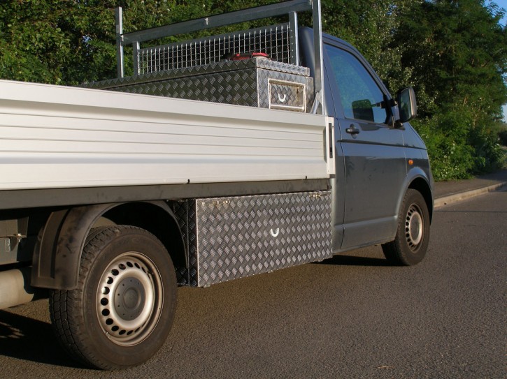 VW T5 / T6 DoKa Unterflurbox, langer Radstand ( 3400 mm), Fahrtrichtung rechts
